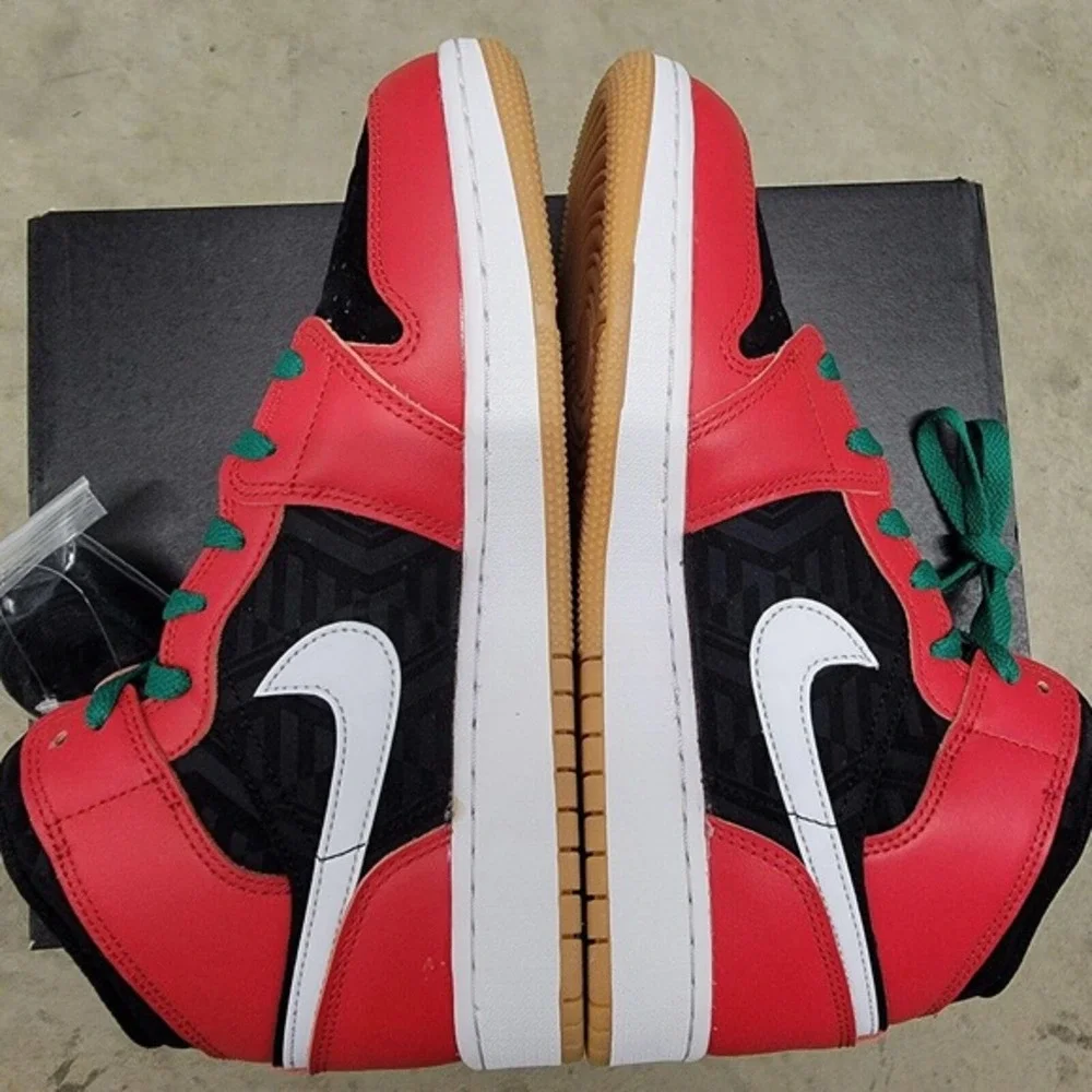 Nike Air Jordan 1 Mid SE Christmas Tree 2022 GS Size 7Y DQ8418-006 Women's‎ 8.5